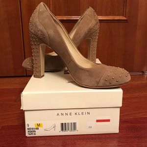 Anne Klein taupe suede heels w/ gold embezzlement